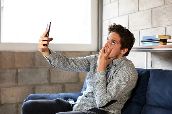 Homem Bonito Elegante Tomando Selfies Com Seu Telefone Celular Durante — Fotografia de Stock