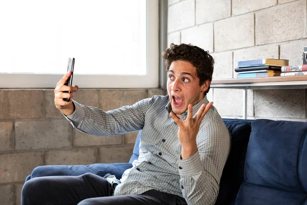 Homem Bonito Elegante Tomando Selfies Com Seu Telefone Celular Durante — Fotografia de Stock