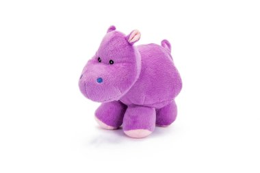 Beyaz arkaplanda yumuşak mor peluş su aygırı