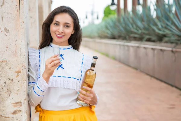 Mexikanische Volkstänzerin Trinkt Tequila Einer Tequila Landschaft Mexiko — Stockfoto