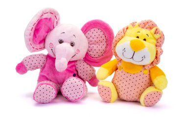 Pembe fil ve sarı peluş aslan beyaz arka planda oturuyor..