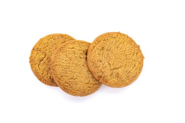 Lezzetli ve kızarmış vanilyalı kurabiyeler beyaz arka planda.