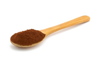 Beyaz arka planda kahve tozu olan tahta kaşık. Gölge ile