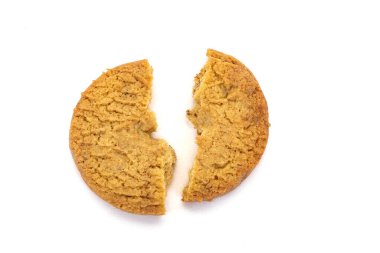 Kırık lezzetli ve kızarmış vanilyalı kurabiyeler beyaz arka planda.