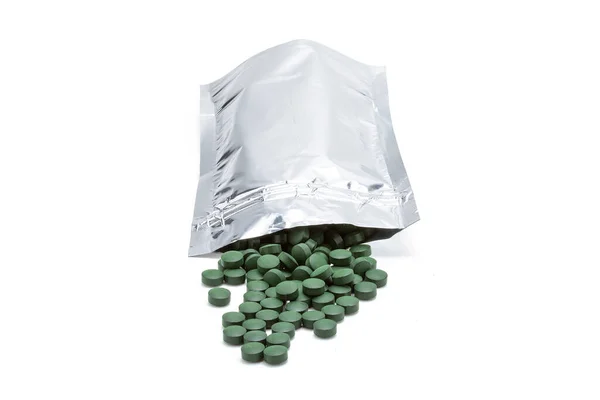 Дослідний Алюмінієвий Мішок Зеленими Таблетками Виходить Білому Тлі — стокове фото
