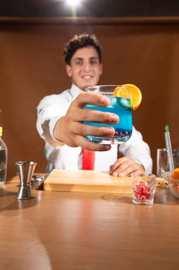 Barmen içeceği karıştırıcıyla hazırlıyor.