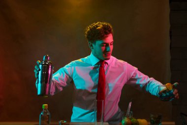 Barmen barda alkollü bir içecek hazırlıyor. Yanında da bir bardak likör.. 