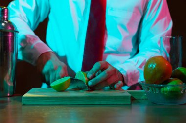 Barmen barda alkollü bir içecek hazırlıyor. Yanında da bir bardak likör.. 