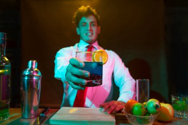 Barmen içeceği karıştırıcıyla hazırlıyor.