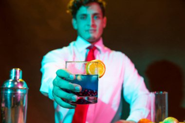 Barmen içeceği karıştırıcıyla hazırlıyor.