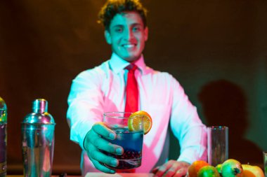 Barmen içeceği karıştırıcıyla hazırlıyor.