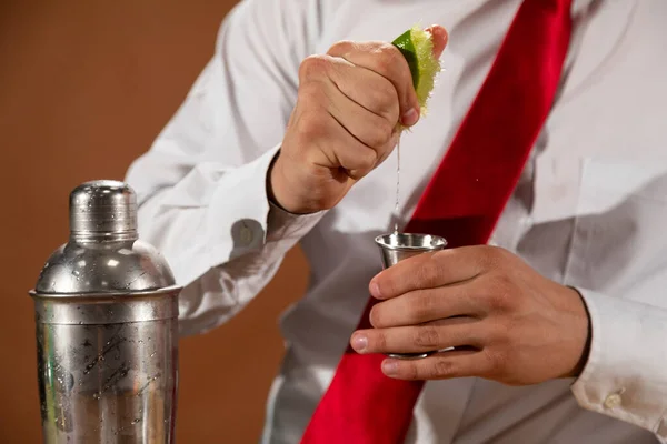 Bartender Förbereder Alkoholhaltig Dryck Med Cocktail Shaker Baren Med Några — Stockfoto