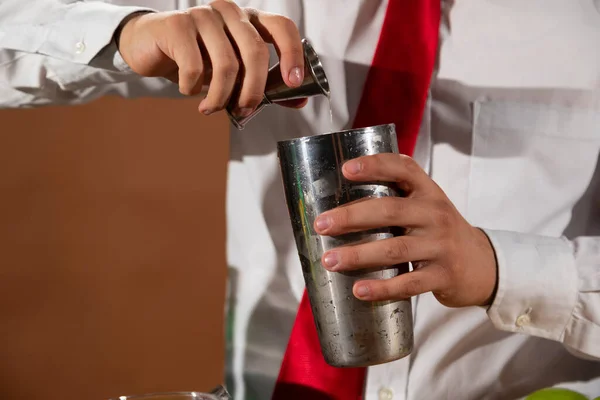 Bartender Förbereder Alkoholhaltig Dryck Med Cocktail Shaker Baren Med Några — Stockfoto