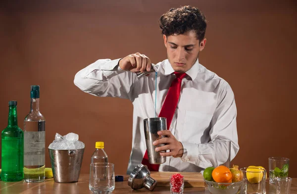 Barman Preparando Bebida Alcohólica Con Coctelero Bar Con Unos Vasos — Foto de Stock