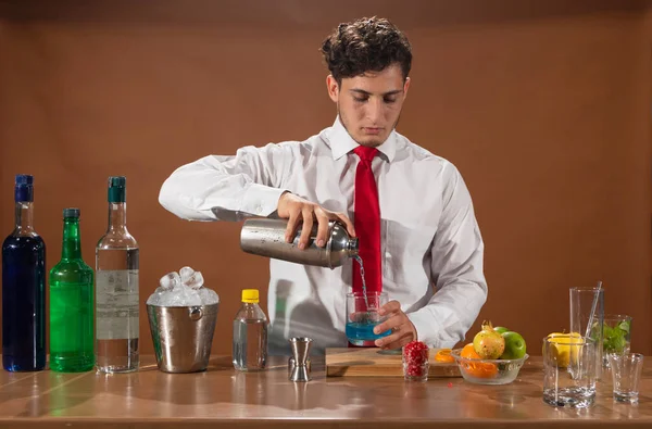 Barman Připravuje Alkoholický Nápoj Koktejlovým Koktejlem Baru Několika Sklenicemi Likéru — Stock fotografie