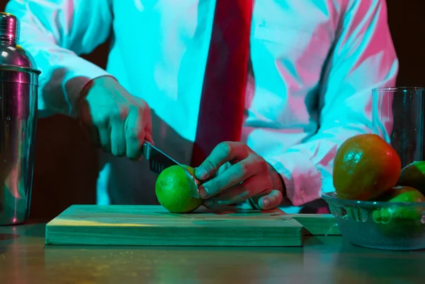 Barmen barda alkollü bir içecek hazırlıyor. Yanında da bir bardak likör.. 