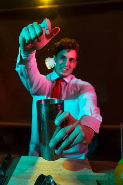 Barman Preparando Bebida Alcohólica Con Coctelero Bar Con Unos Vasos — Foto de Stock