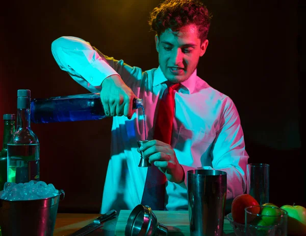 Barman Preparing Alcoholic Drink Cocktail Shaker Bar Some Glasses Liqueur — Stock Photo, Image