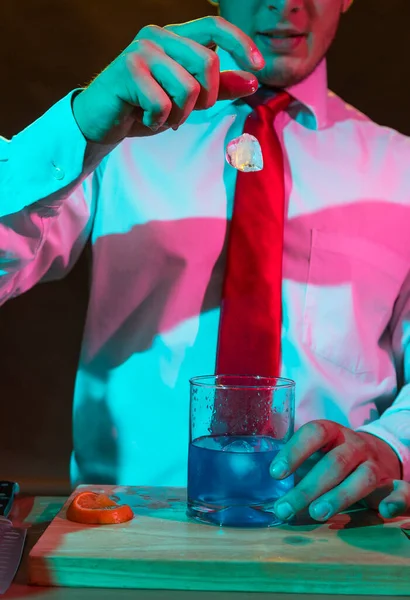 Barman Preparando Bebida Alcohólica Con Coctelero Bar Con Unos Vasos — Foto de Stock