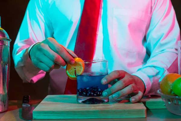 Bartender Förbereder Alkoholhaltig Dryck Med Cocktail Shaker Baren Med Några — Stockfoto