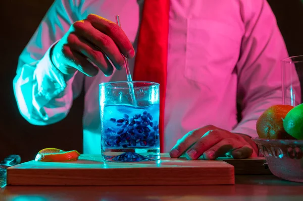 Bartender Förbereder Alkoholhaltig Dryck Med Cocktail Shaker Baren Med Några — Stockfoto