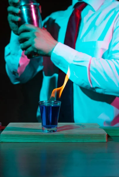 Barmen Barda Alkollü Bir Içecek Hazırlıyor Yanında Bir Bardak Tekila — Stok fotoğraf