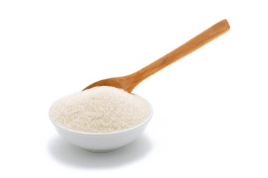 Beyaz arka planda şekerli porselen kase.