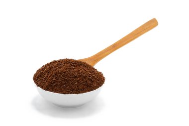 Beyaz arka planda öğütülmüş kahveli porselen kase.
