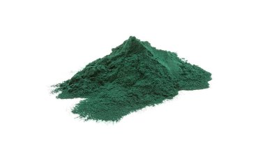 Beyaz arkaplanda yeşil toz yığını