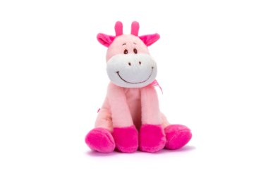 Beyaz arka planda oturan oyuncak inek..