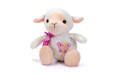 Beyaz arka planda oturan doldurulmuş koyunlar