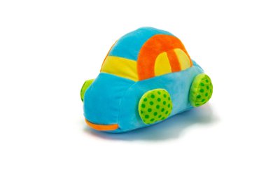 Beyaz arka planda oturan içi doldurulmuş yumuşak araba