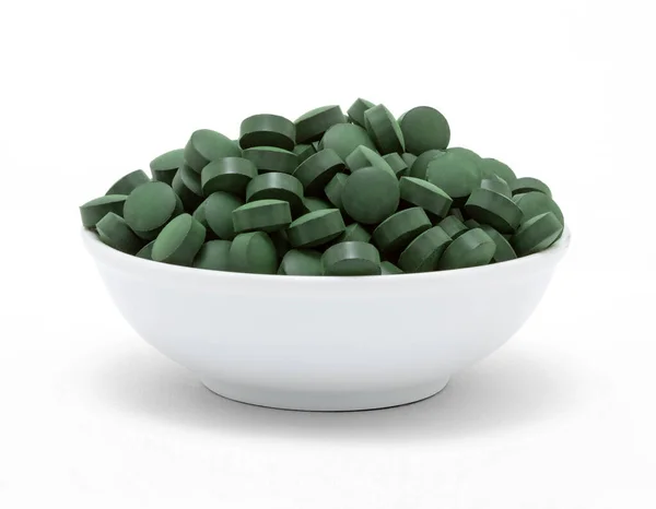 Ciotola Porcellana Con Pillole Verdi Sfondo Bianco — Foto Stock