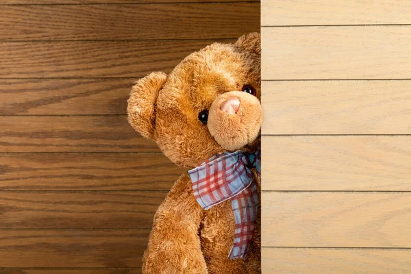 Ours Peluche Debout Intérieur Avec Plancher Mur Bois — Photo