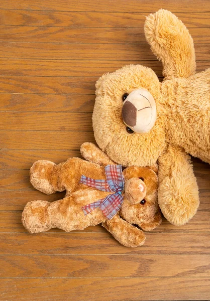 Teddybär Mit Kleinem Bären Drinnen Holzboden Und Der Wand — Stockfoto
