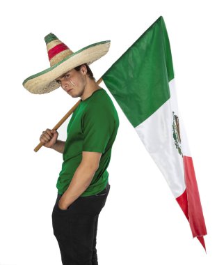 Futbol şapkası, futbol topu ve futbol maçından sonra Meksika bayrağı olan üzgün bir genç adam.. 