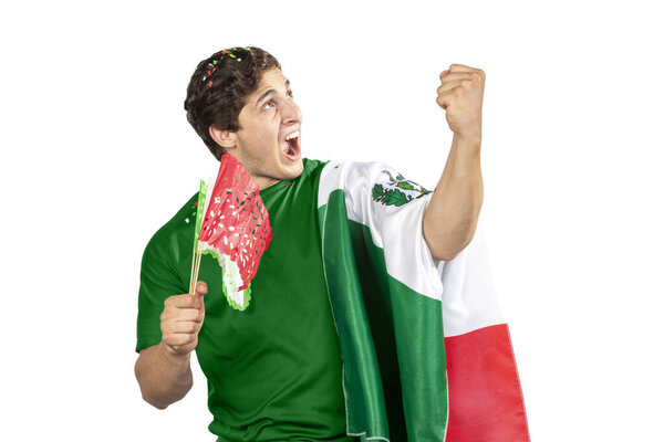 Молодой мексиканский патриот с мексиканским флагом. Крик эмоций в День Независимости