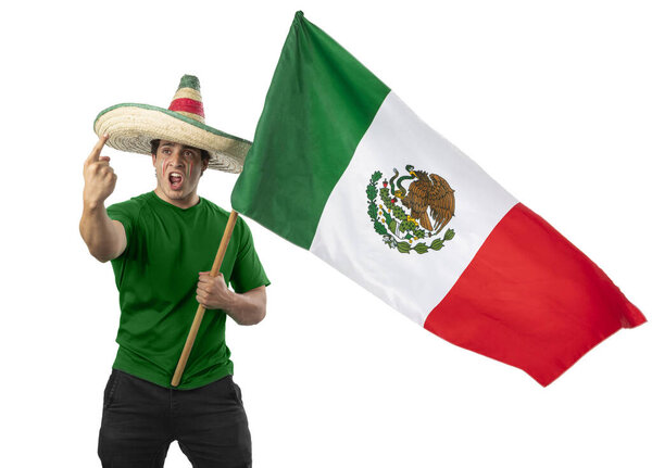 Молодой мексиканец-патриот в шляпе рейнджера и мексиканском флаге. Крик эмоций в День Независимости