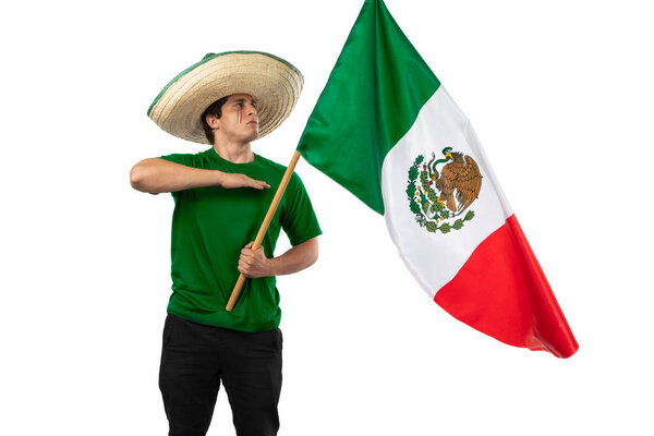 Молодой мексиканец-патриот в шляпе рейнджера и мексиканском флаге. приветствие флагу. 