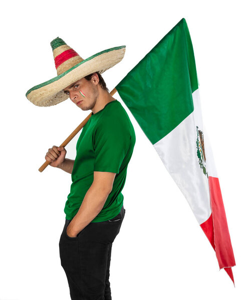 Молодой грустный человек в шляпе рейнджера, футбольном мяче и мексиканском флаге после футбольного матча. 