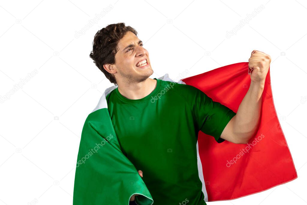 Joven patriota mexicano con bandera mexicana celebrando El Grito de
