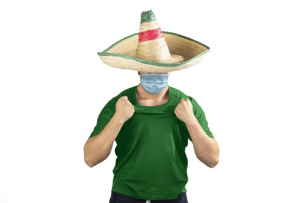 緑のサッカーシャツと国民の休日のための興奮の叫びとマスクを持つメキシコ人 — ストック写真