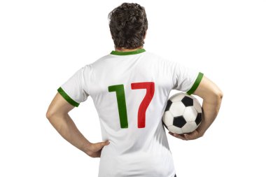 Duygu çığlığı attıktan sonra futbol topuyla vatansever genç bir adam. Genç futbolcu