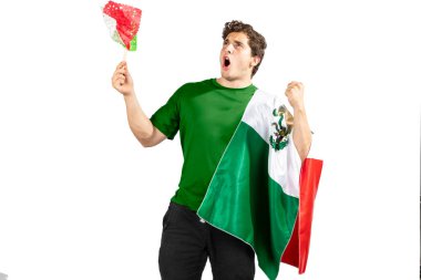 Korucu şapkası ve Meksika bayrağıyla genç Meksikalı vatansever El Grito de Independencia 'yı birayla kutluyor.