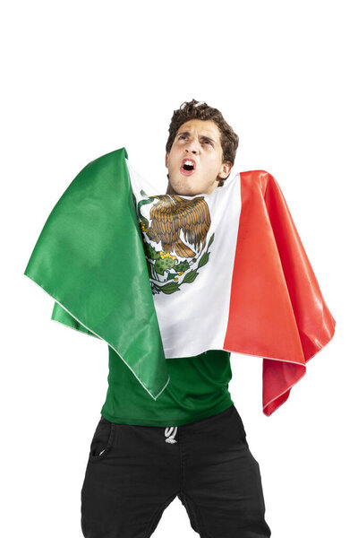 Молодой мексиканский патриот в шляпе рейнджера и мексиканском флаге празднует Эль Грито де Индепенденсия пивом