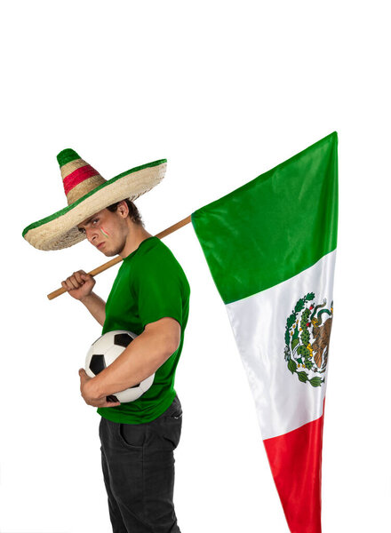 Молодой грустный человек в шляпе рейнджера, футбольном мяче и мексиканском флаге после футбольного матча. 