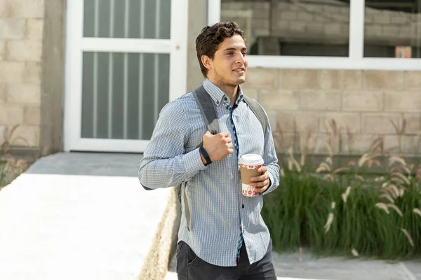 Bonito Elegante Homem Beber Café Feliz Esperando Por Alguém — Fotografia de Stock