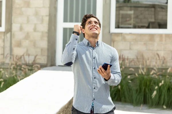 Hombre Guapo Elegante Usando Teléfono Celular Recibir Buenas Noticias Celular — Foto de Stock