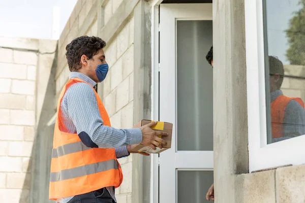 Schöner Und Eleganter Mann Der Ein Paket Ausliefert Mundschutz Während — Stockfoto