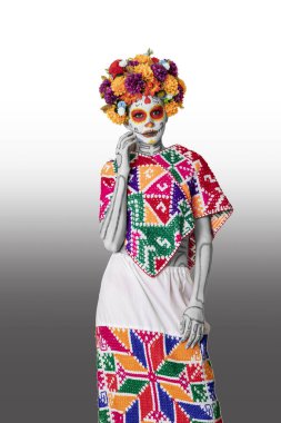 Dia de Muertos partisi için tipik kostümlü ve Catrina makyajlı genç Meksikalı kadın..